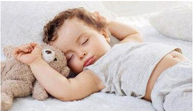 睡眠有助于孩子的生长发育，在夜间成长